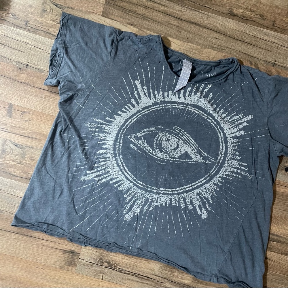 Magnolia Pearl Charcoal Gray Graphic Eye Sun Tee
